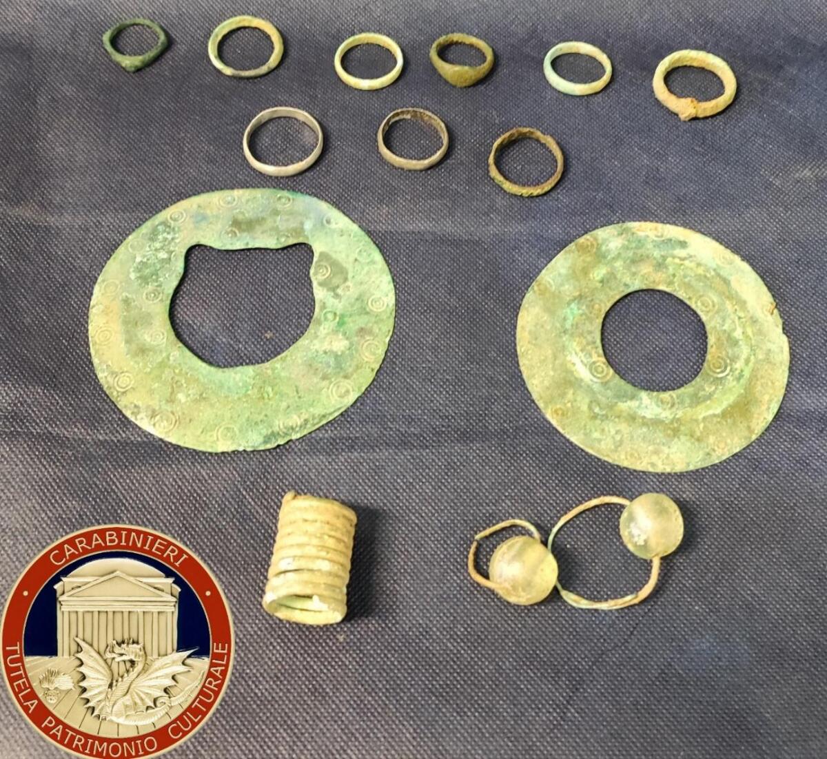 Ritornano a casa i 42 reperti archeologici e le 5 fedeli riproduzioni trafugate dai tombaroli (foto Gallery) - 