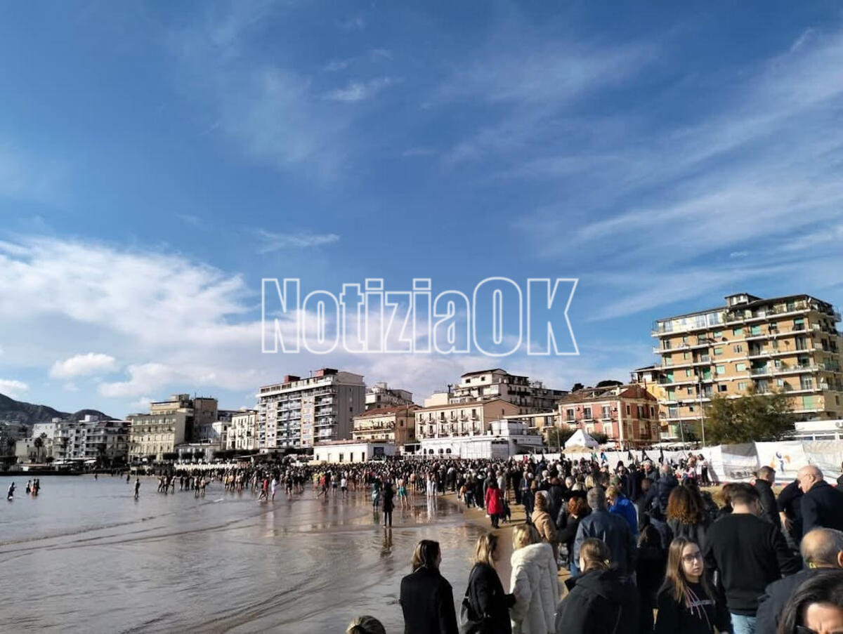 (Foto) A Crotone il Tuffo di Capodanno baciato dal sole - 