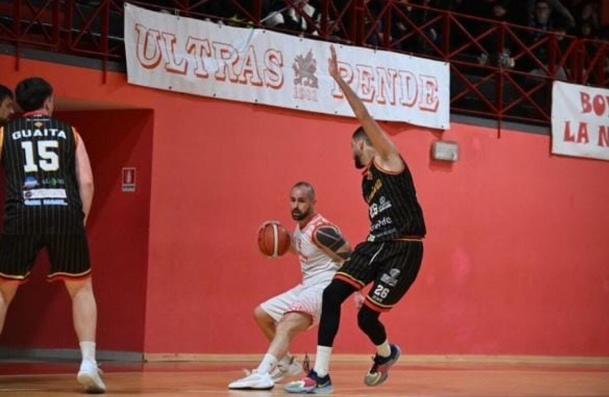 Basket - La Sintegra Rende torna a vincere e si aggiudica uno scontro diretto - 