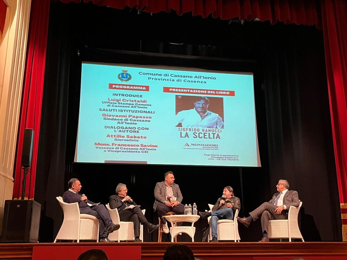 Cassano all'Ionio - Successo per la presentazione del libro di Sigfrido Ranucci -