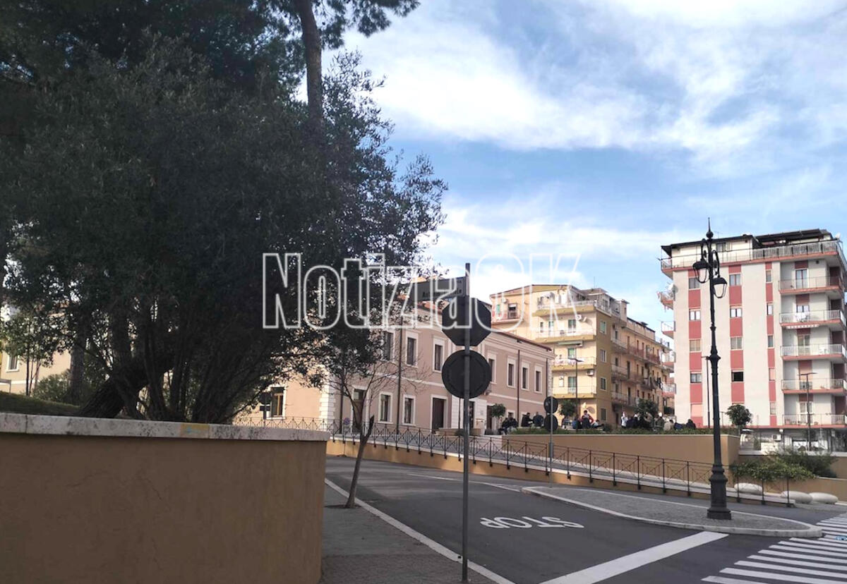 Crotone - Il bello piace, studenti e famiglie vivono la piazza del teatro Scaramuzza - 