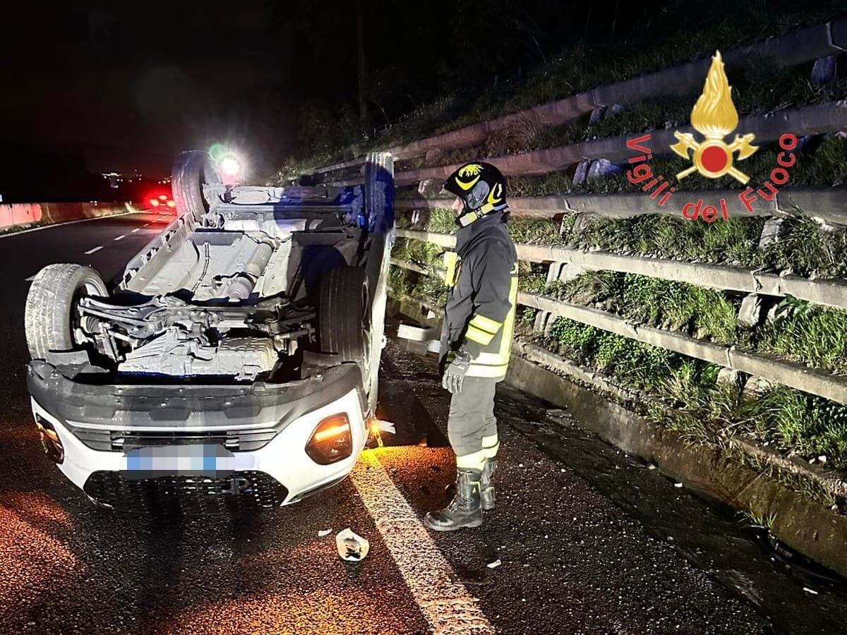 Doppio incidente stradale sulla due mari, coinvolta anche un'intera famiglia: padre, madre e bambino (Foto Gallery) - Incidente stradale Settignano - Vigili del Fuoco 15.01.25