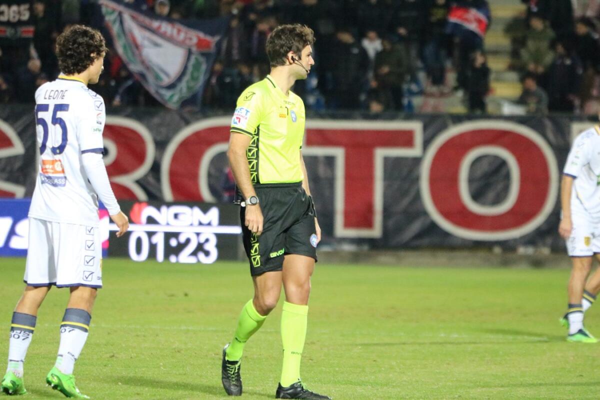 #MessinaCrotone | Gli squali in sicilia incontrano un arbitro che sveglia brutti ricordi - 