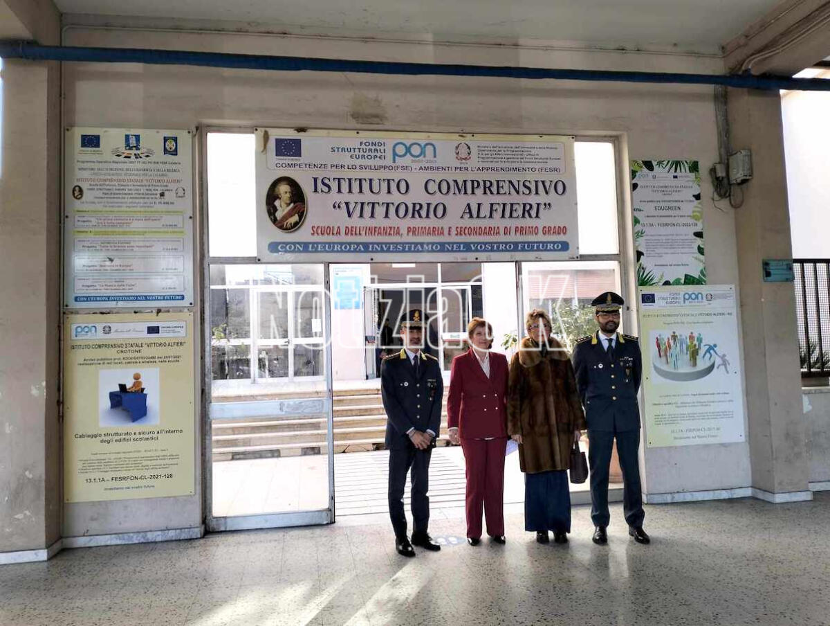 (Foto) Il Prefetto di Crotone incontra gli studenti dell'Alfieri: «Studiate! La cultura dà un argine al malaffare» - 