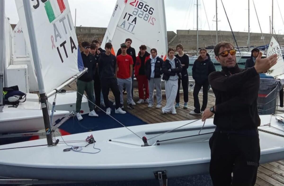 Vela - Al Club Velico di Crotone Michele Regolo, uno dei migliori allenatori nel mondo - 