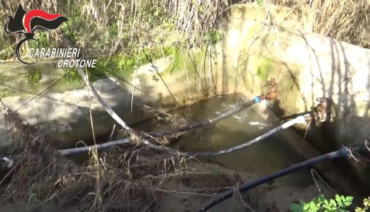 Rubano acqua con allacci abusivi, intervento dei Carabinieri nella zona del Neto - 