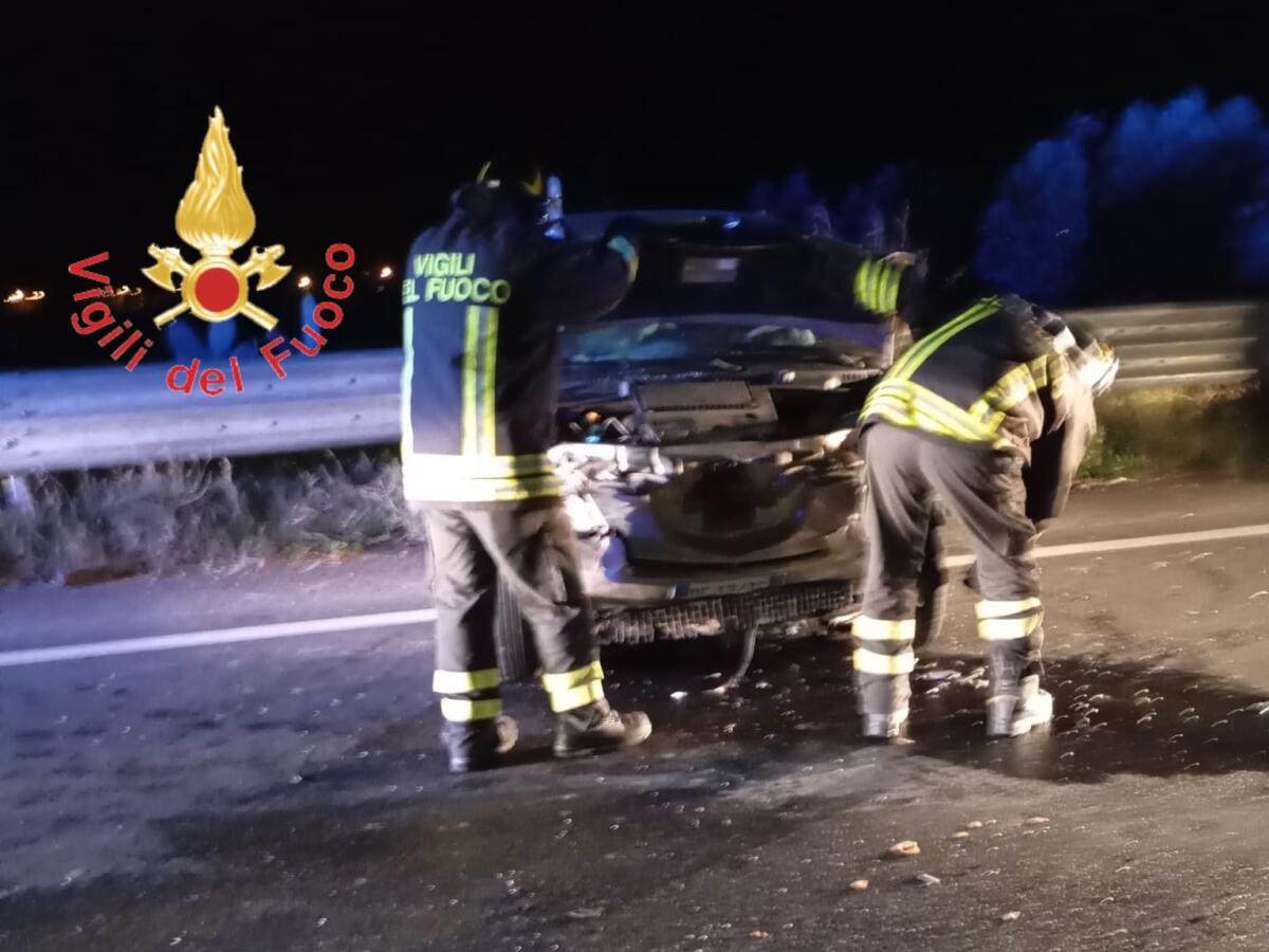 Crotone - Incidente mortale sulla SS 106: scontro tra due auto, morto un conducente, grave l'altro - 