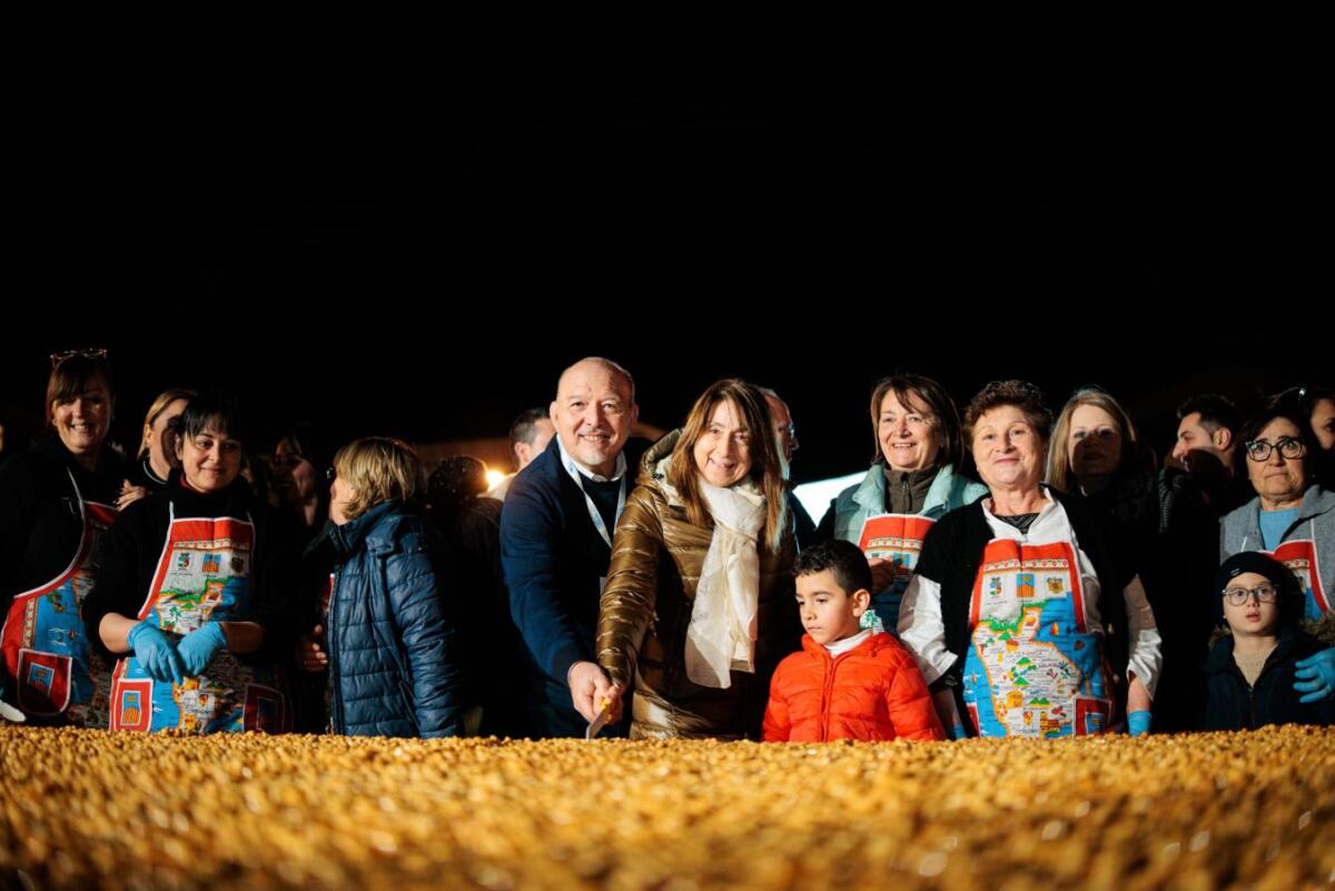 Calabria - Raccontare i territori attraverso le ticipità: “Pignolata più grande” del mondo a Filadelfia -