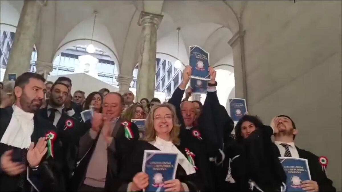 A Genova magistrati lasciano tribunale al grido "Viva la Costituzione" - 