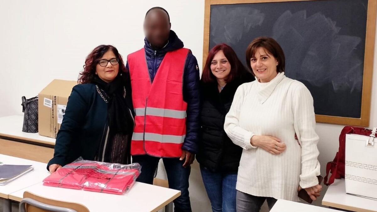 Crotone - Un dono di "sicurezza" per i migranti che frequentano il Centro Provinciale per l'Istruzione degli Adulti - 