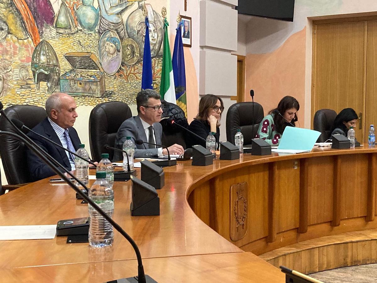 Cosenza - Il Consiglio comunale approva il documento sull’identità alias - 