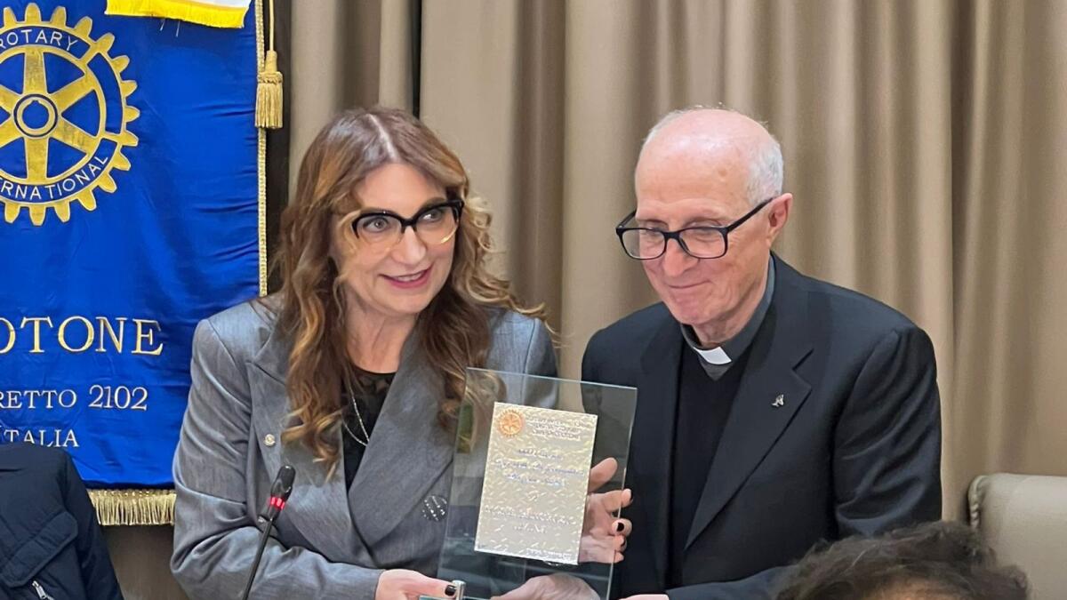 (Foto) Crotone - La Targa della Professionalità del Rotary a don Ezio "profuma di provvidenza" - 
