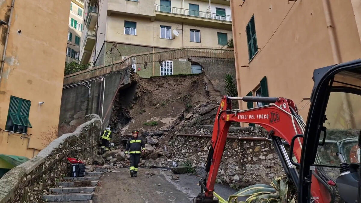 Maltempo, crolla un muro a Genova - 
