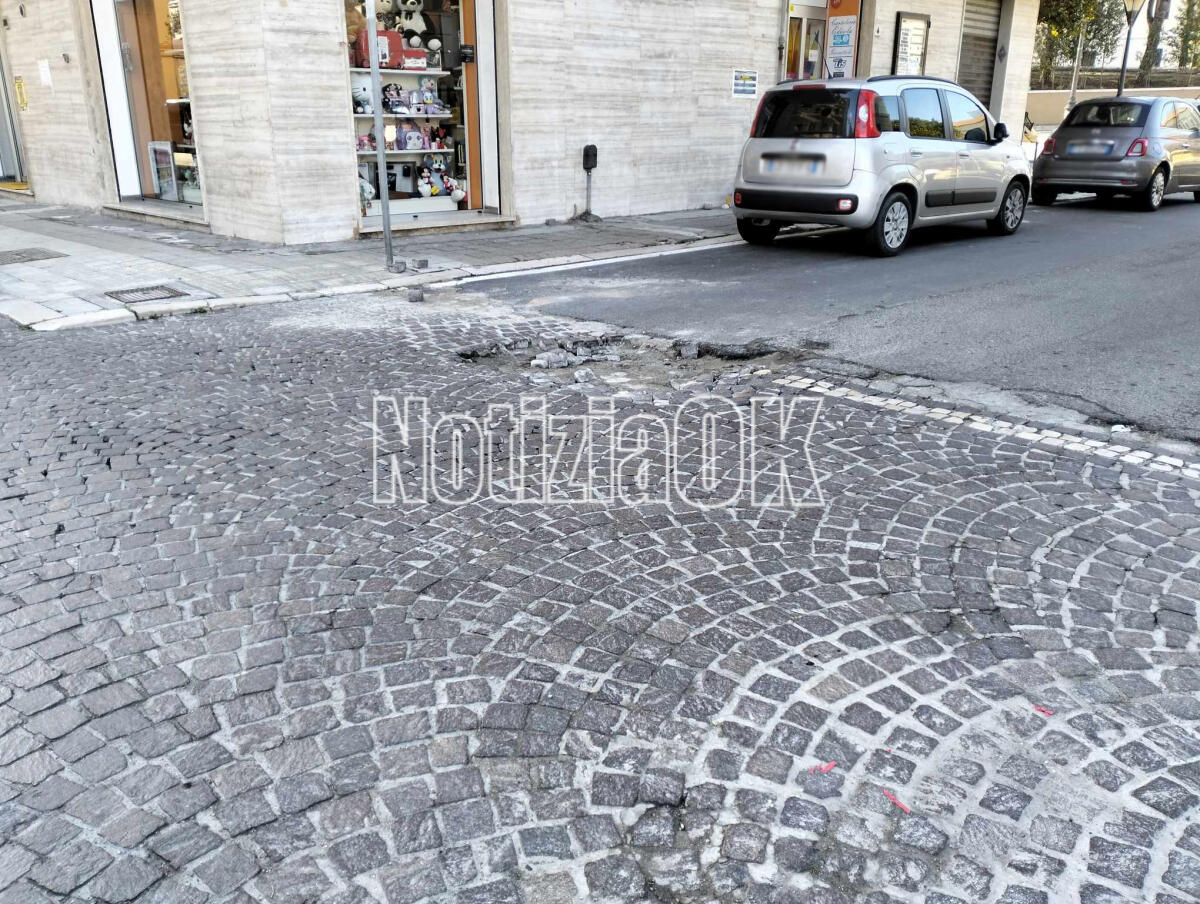 Crotone - Al centro della città sanpietrini in rivolta - 