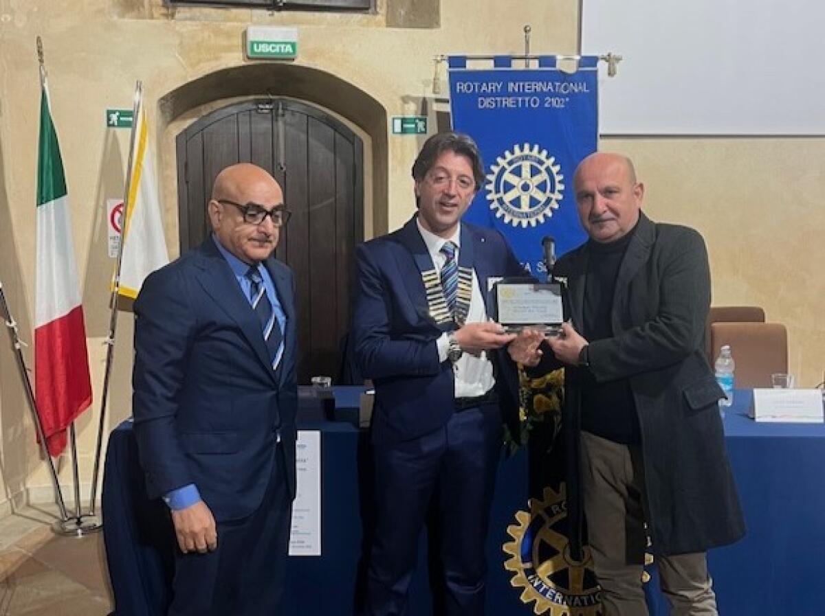 Il Rotary di Santa Severina premia le eccellenze, consegnata la Targa della Professionalità - 