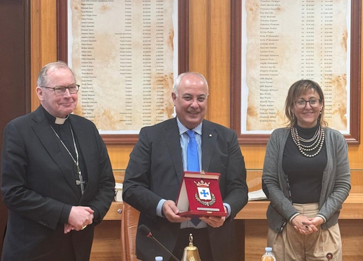 Cosenza - Il Cardinale Eijk in visita alla Camera di commercio - 