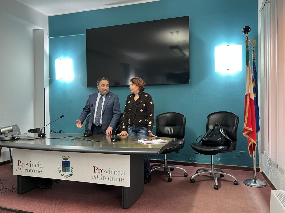 Crotone - Diritto allo studio per gli studenti fragili, 41 professionisti pronti - 