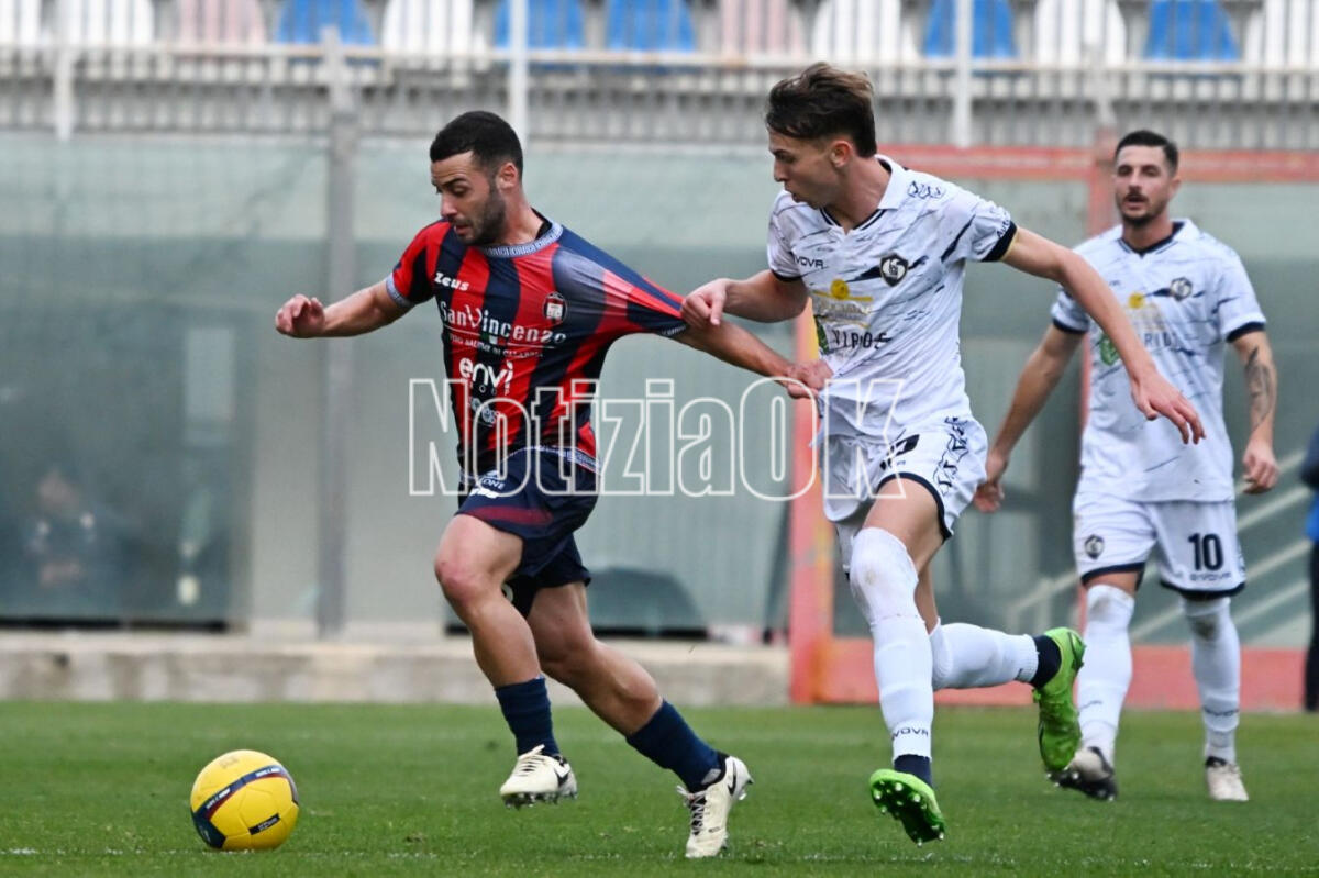 #CrotoneMonopoli 2-0 | I rossoblù danzano allo Scida sulle note di Jacopo Murano - 