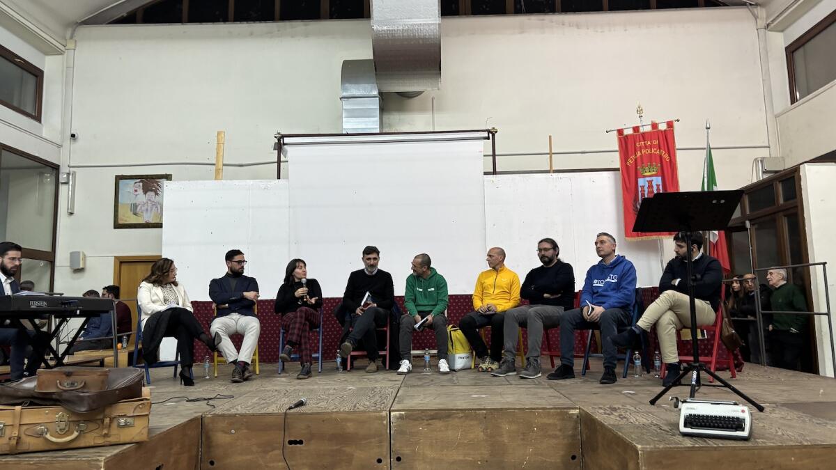 (Video) Petilia abbraccia Giuseppe e la sua voglia di restanza, sul palco della biblioteca un inno alla nostra terra - 