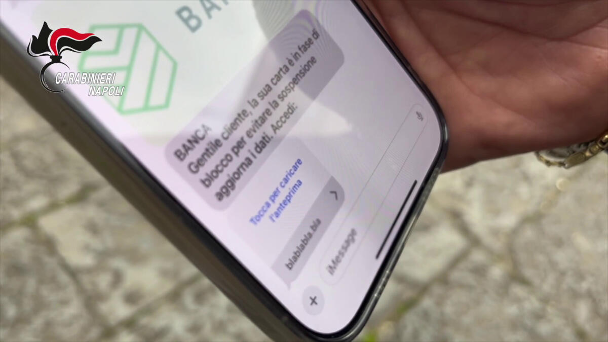 Un sms per svuotare i conti bancari, scoperta truffa a Napoli -