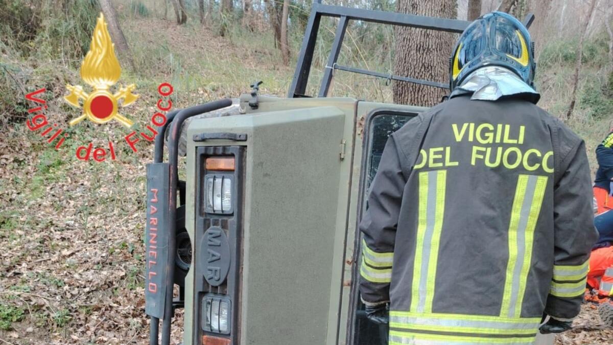 Calabria - Si ribalta rimane incastrato sotto il mezzo agricolo pesante - 