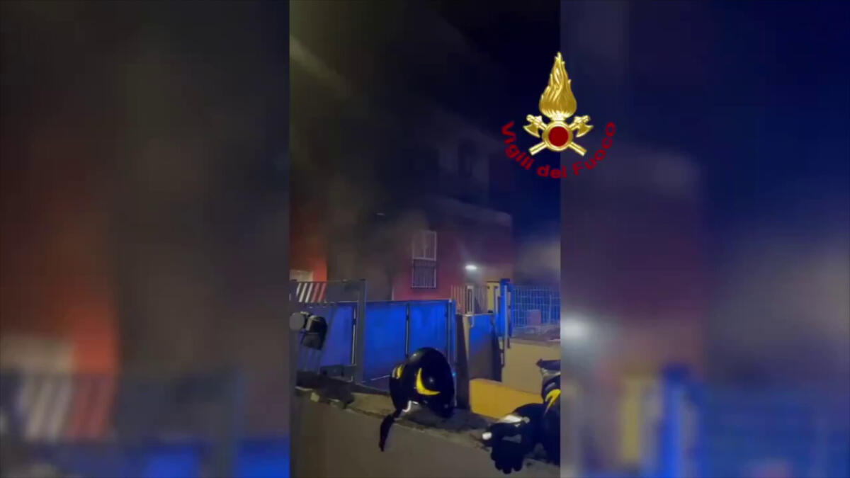 Incendio in autorimessa a Bari, diciotto famiglie evacuate - 