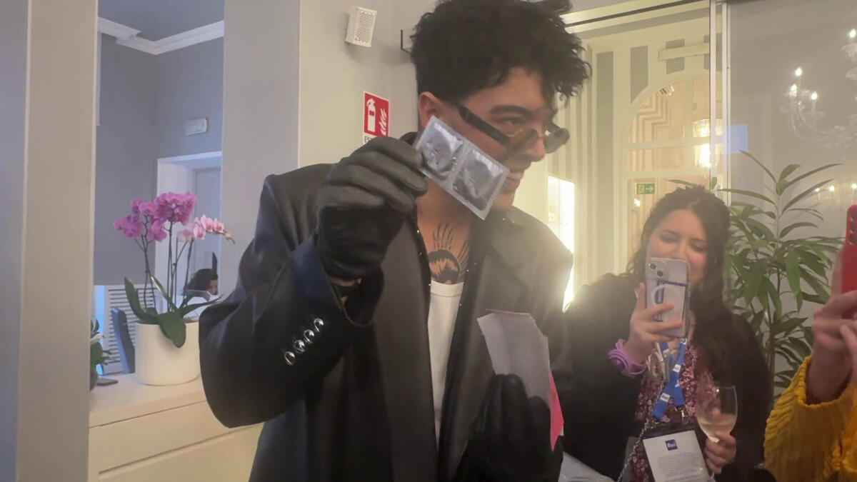 Sanremo, preservativi come gadget per la canzone dei The Kolors - 