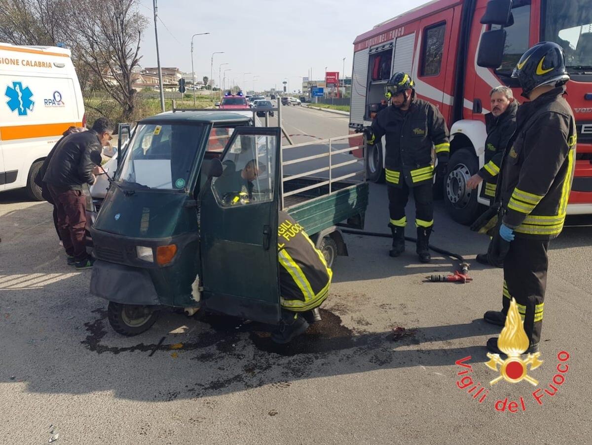 Incidente sulla Ss 106 tra una Opel e un Ape: il motocarro si ribalta, conducente bloccato nell'abitacolo - 
