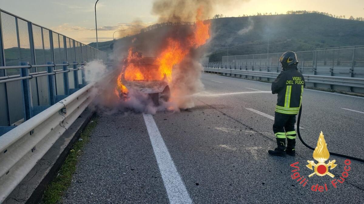 Furgone prende fuoco allo svincolo Catanzaro Ovest - 