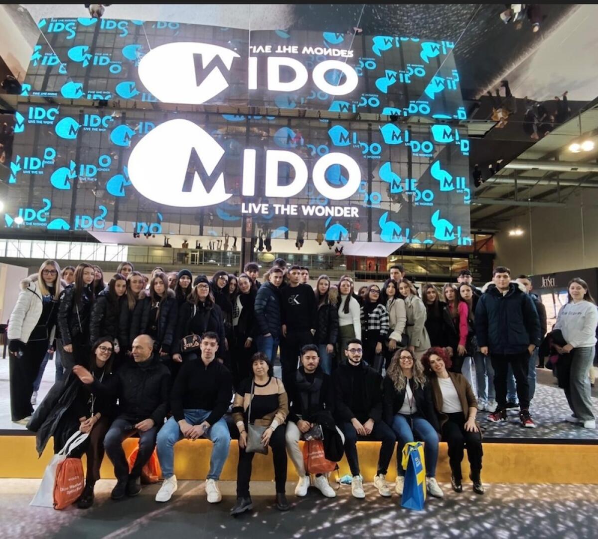 Crotone - Le classi dell’indirizzo ottico del Barlacchi-Lucifero in visita alla MIDO Eyewear di Milano - 