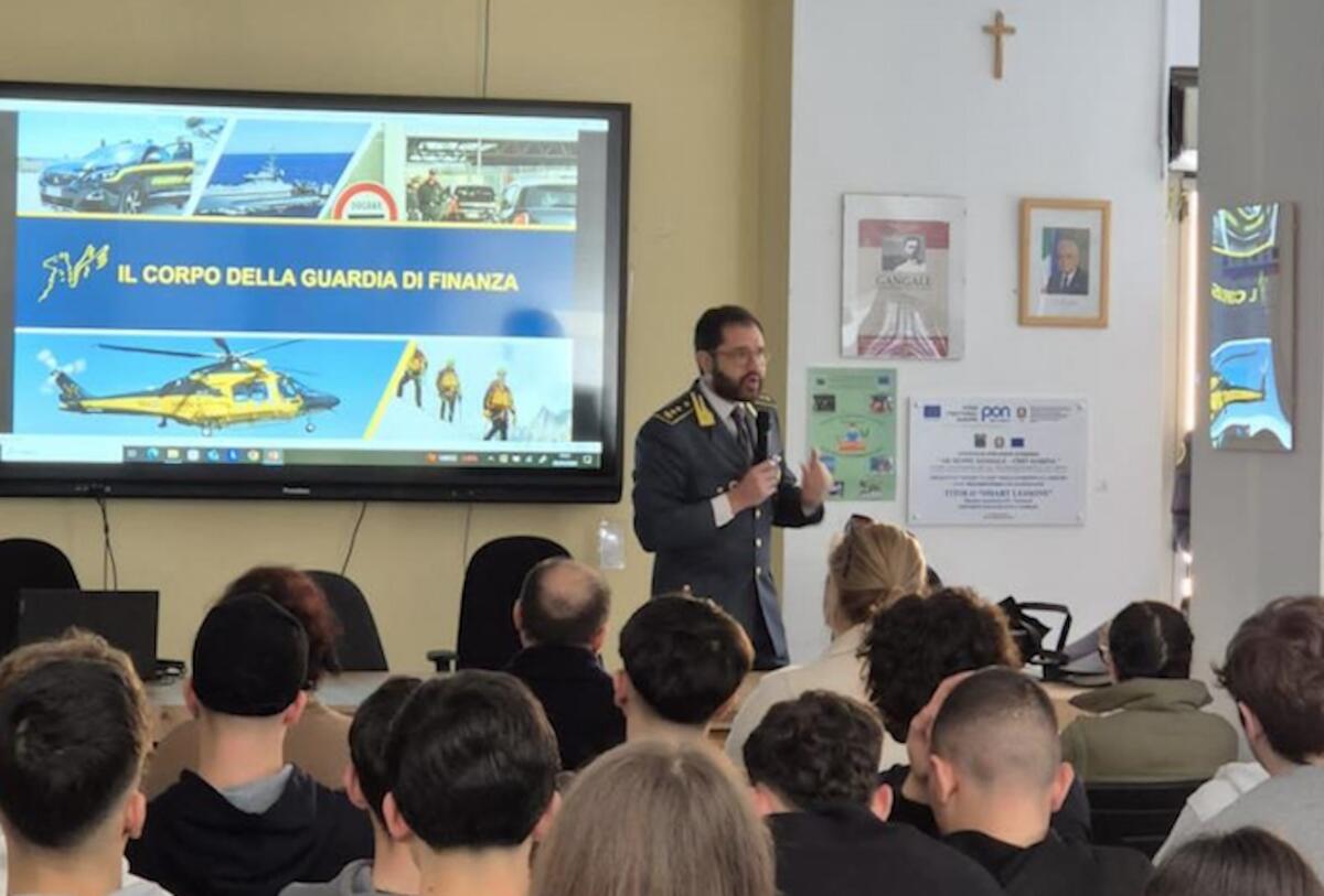Cirò Marina - Al Gangale arriva la Guardia di Finanza per una lezione di legalità economica - 