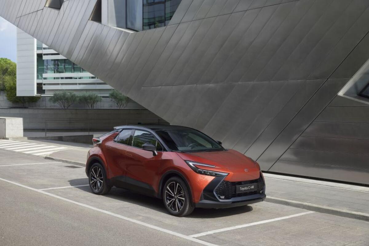Toyota C-HR, stile più audace con allestimento Lounge Hero - 