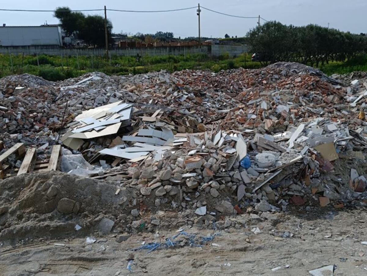 Crotone - Sequestrata una discarica abusiva di oltre 5000 mq - 