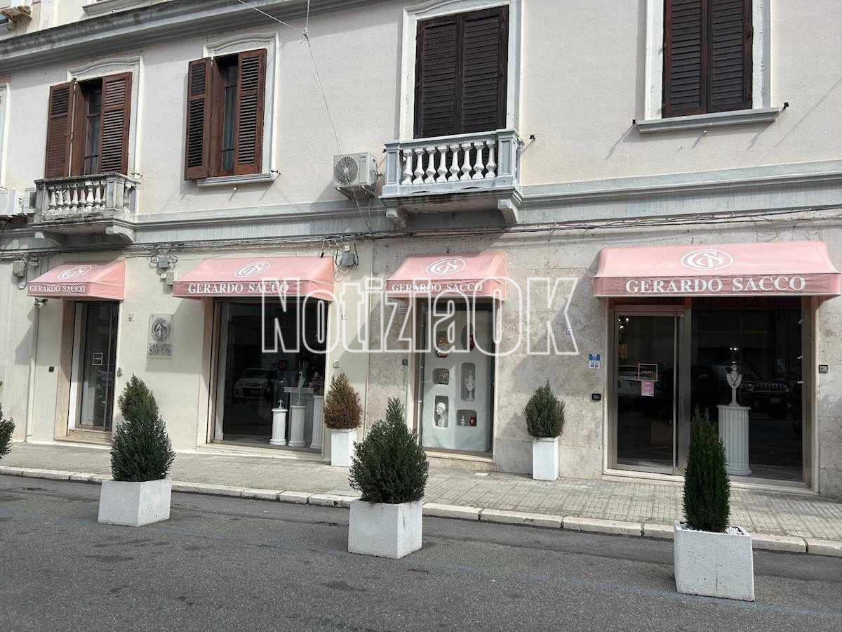 Crotone - Arriva PoeSIT IN, il "movimento poetico" presso lo show room di Gerardo Sacco - 