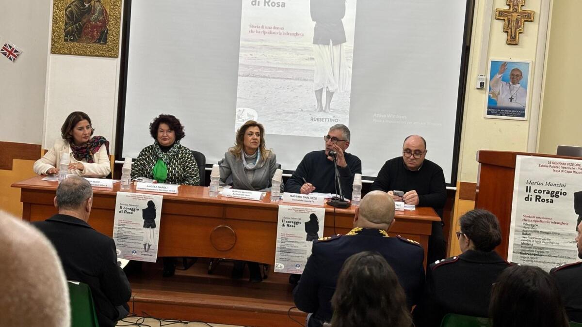Isola C.R. - “Il Coraggio di Rosa” di Marisa Manzini infiamma la platea - 