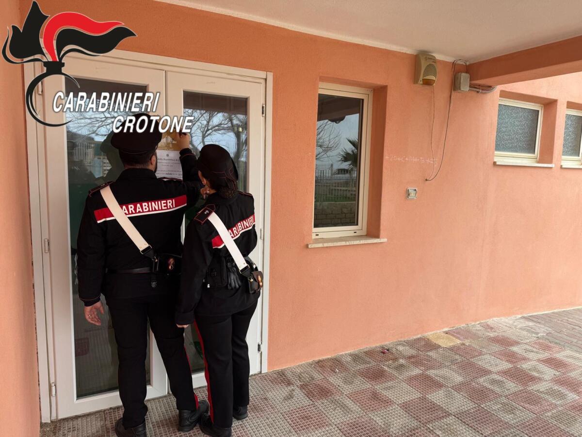 Isola Capo Rizzuto - Scuola di Le Castelle messa sotto sequestro perchè a  rischio crollo - 