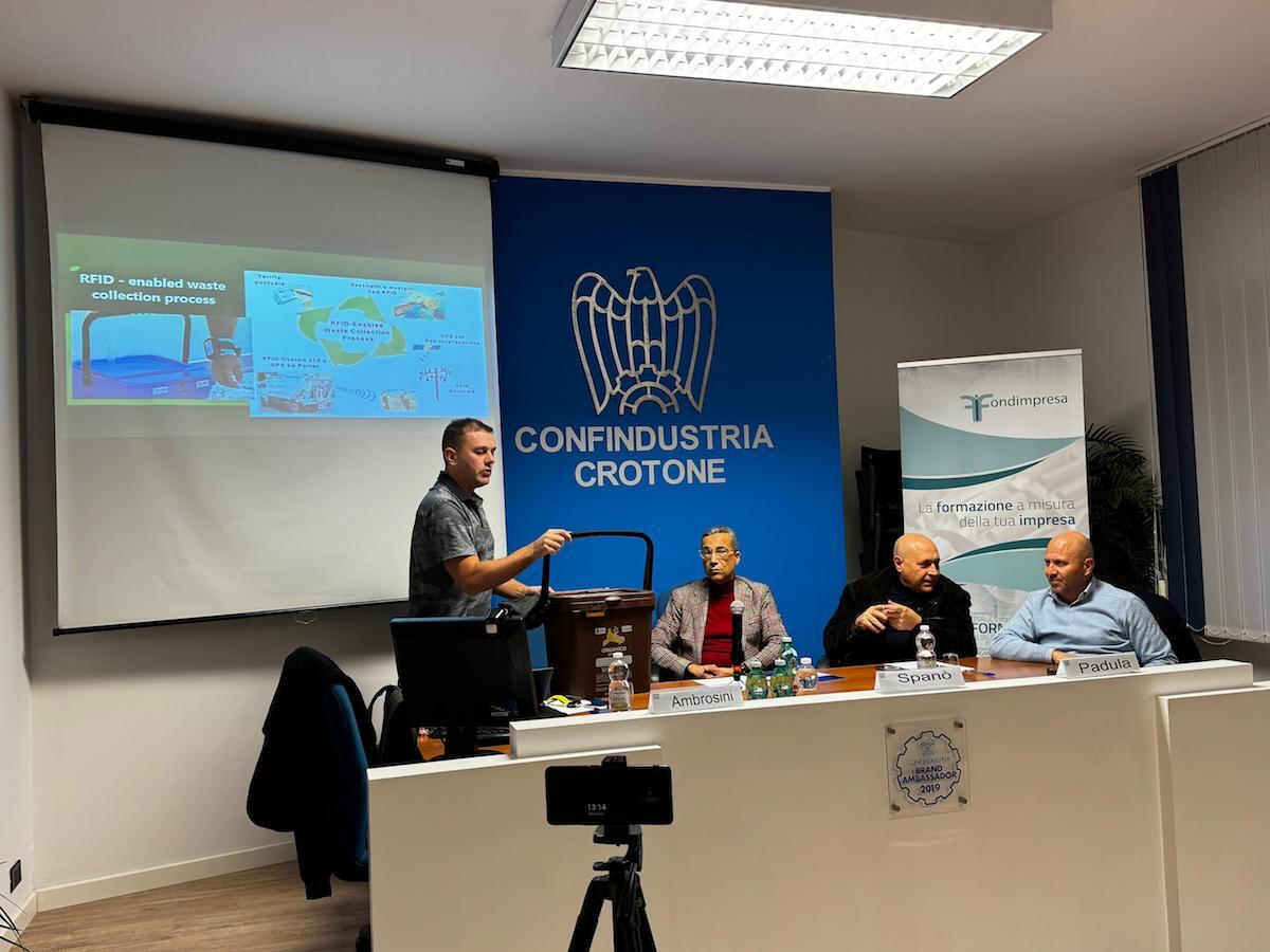 Crotone - Un incontro formativo sulla raccolta differenziata dedicato alle aziende - 