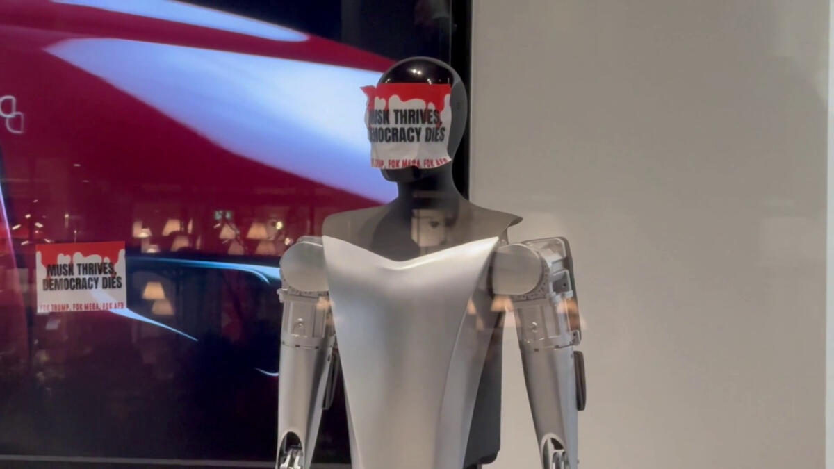 Protesta contro Trump e Musk a Milano, imbrattato uno store di Tesla - 