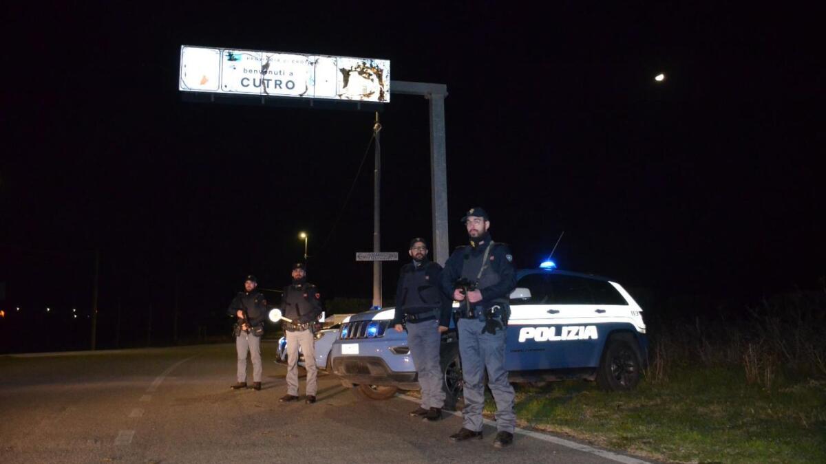 Imponente servizio di controllo della Polizia a Cutro - 