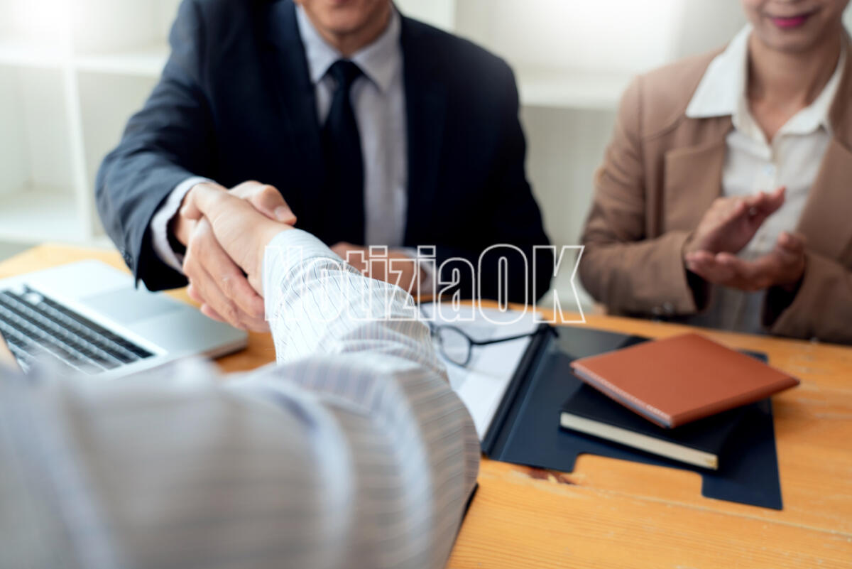 Calabria - La SEAS srl cerca personale, ecco come candidarsi - businessman employee candidate shaking hands with company leader HR manager or boss in office after successful negotiation, recruitment  career and placement interview concept