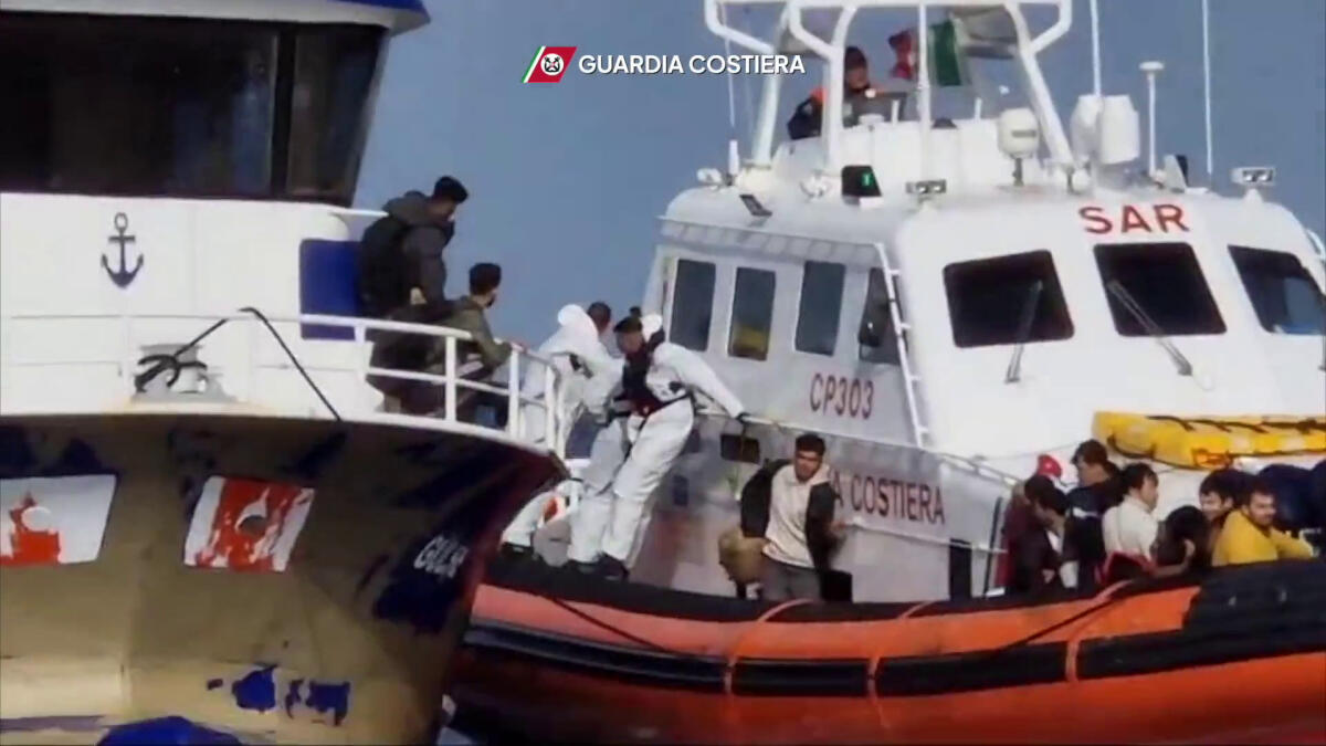 Guardia Costiera salva in Calabria 130 migranti, le immagini - 