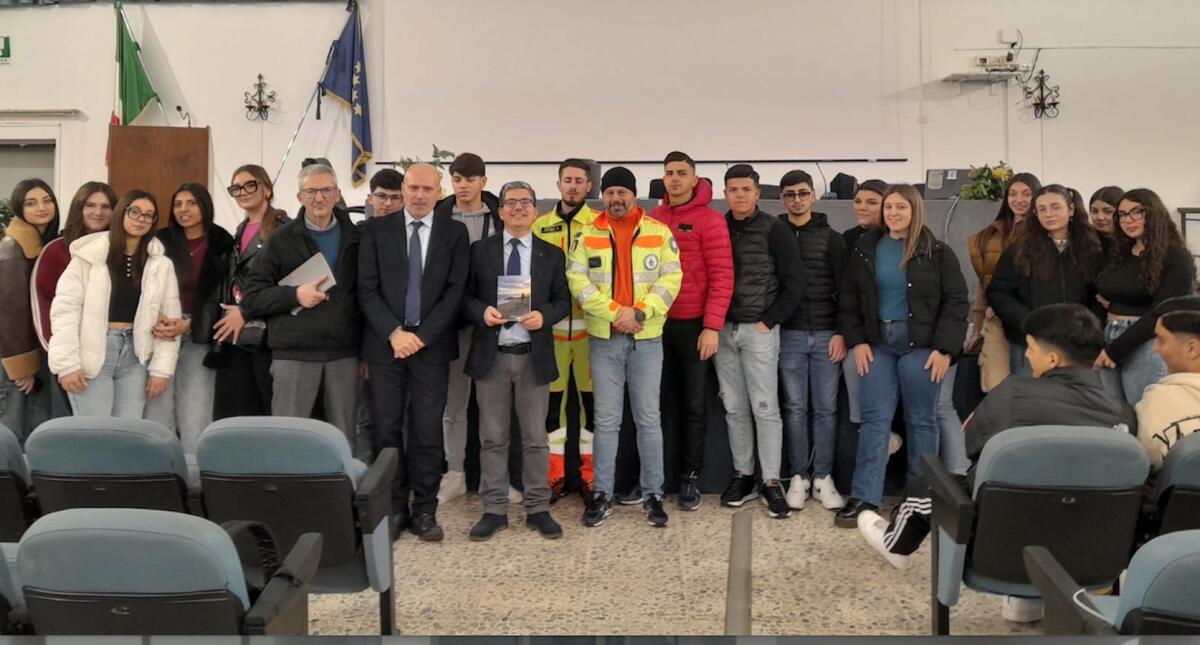 #NaufragiodiCutro - Luigi Macrillò presenta il suo libro agli studenti: "Solo ricordando possiamo davvero cambiare" - 