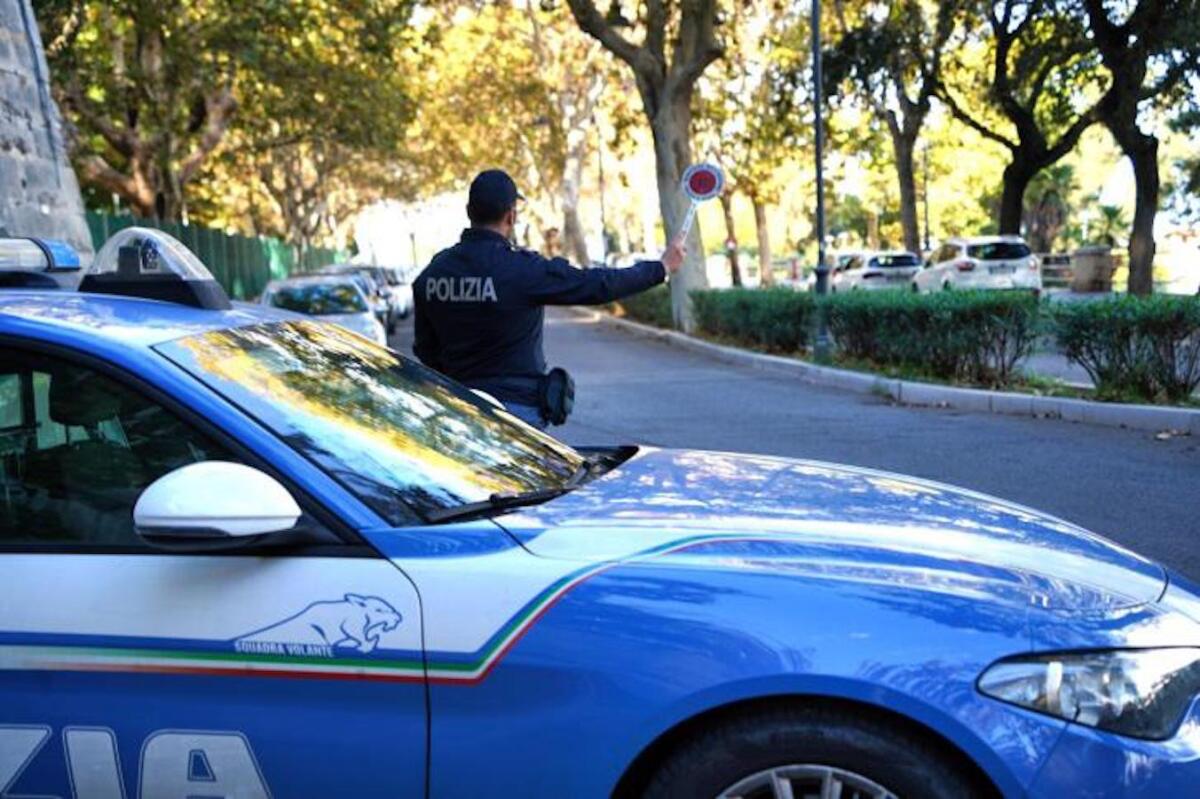Crotone - Spaccio nel centro storico, ritrovata valigetta con hashish e marijuana - 