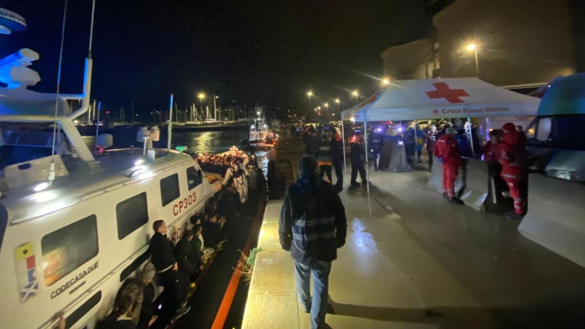 (Video) Crotone - Ieri il primo sbarco del 2025: soccorsa imbarcazione tra vento forte e onde alte - 