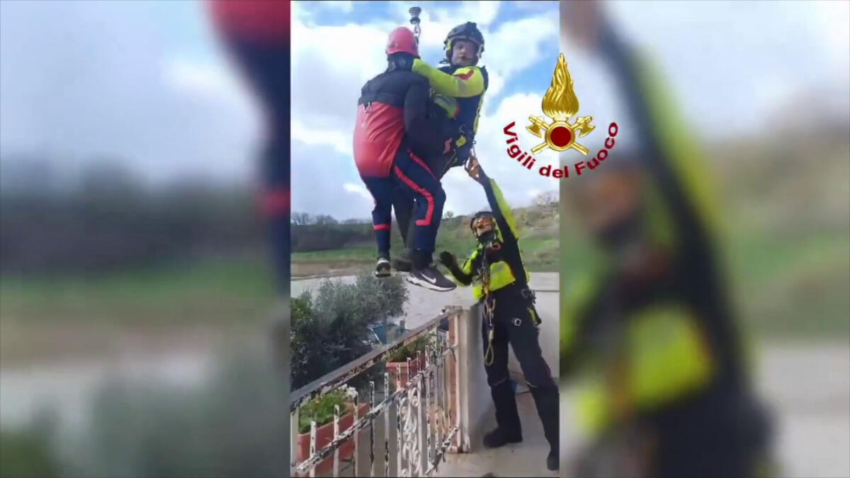 Maltempo, vigili del fuoco salvano 4 persone e un cane a Monte Riccio -