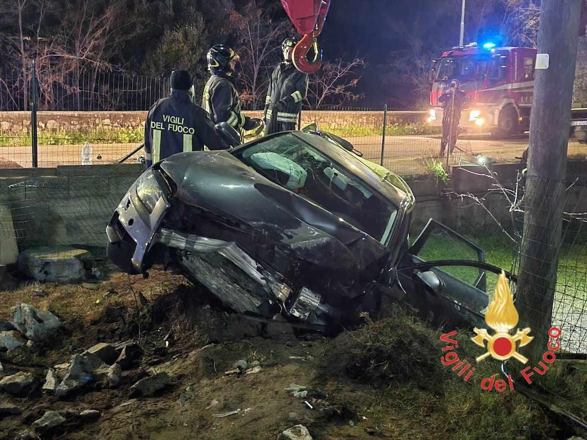 Incidente in Calabria, giovane perde il controllo dell'autovettura. Necessaria l'autogru - 