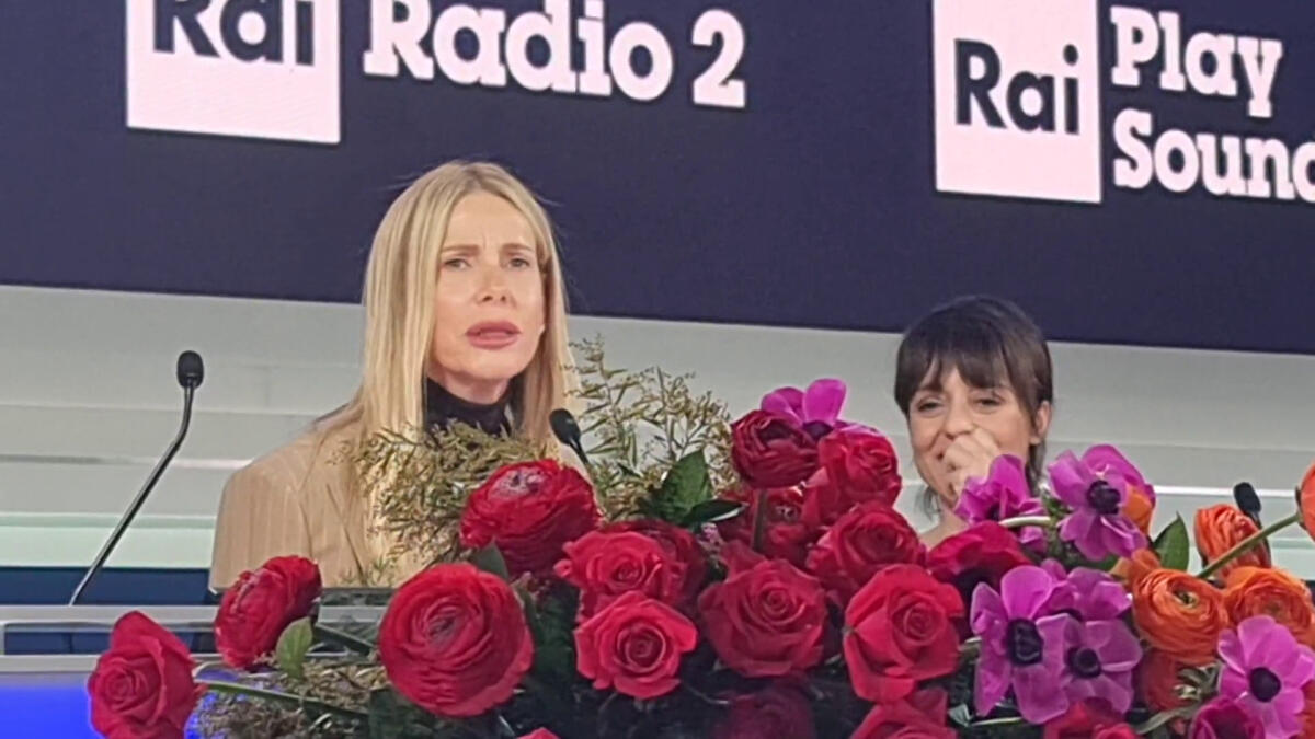 Sanremo, Alessia Marcuzzi canta Luis Miguel in conferenza stampa - 