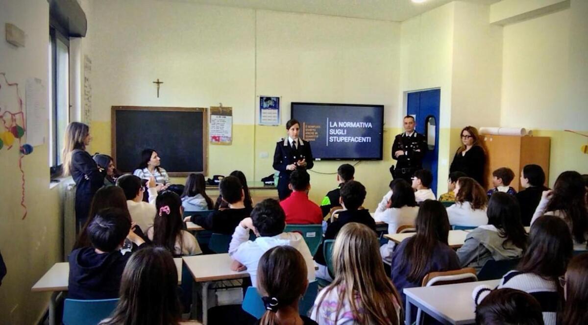Crucoli - A scuola con i Carabinieri per una lezione di legalità - 