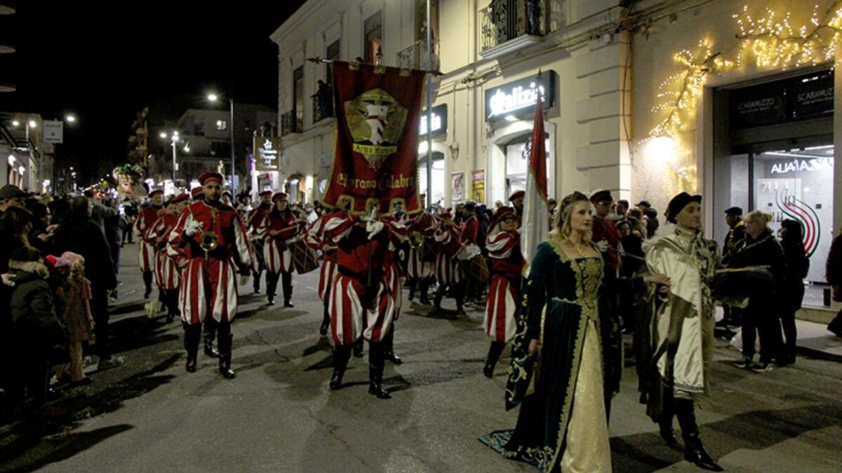 Carnevale di Castrovillari - Incoronato “re burlone” tra balli e “sirinata d’a savuzizza” - 