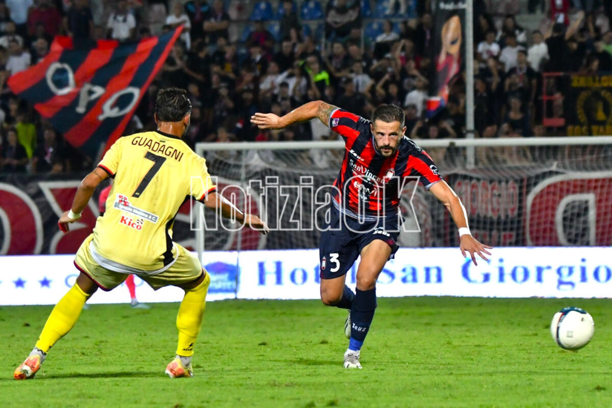 SorrentoCrotone 2-1 | Rossoblù irriconoscibili, una gara da dimenticare subito - 